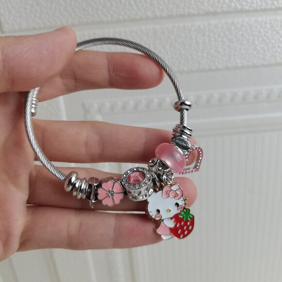 💫 ⭐Hello Kitty Charm Pendant Tone Bangle Bracelet Silver & Red - Picture 1 of 4